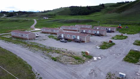 vivienda asequible en zona rural por la noche.