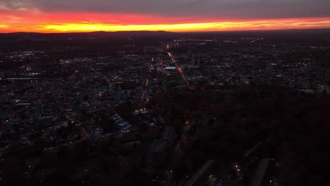 Aerial-Truck-Shot-Von-Reading-Pa-Während-Des-Schönen-Roten-Und-Orangefarbenen-Herbstsonnenuntergangs