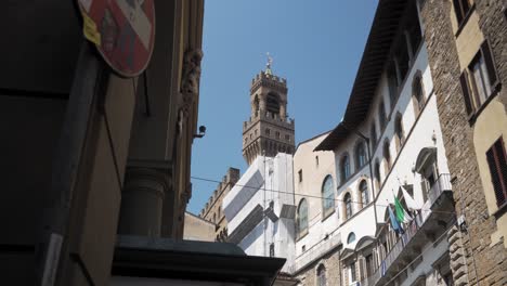 Low-angle-view-on-tenements-and-Palazzo-Vecchio-town-hall-Florence,-Italy