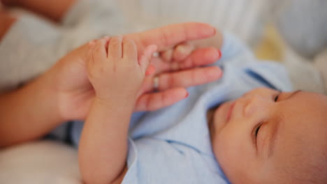 madre, tomando de la mano y el bebé para jugar