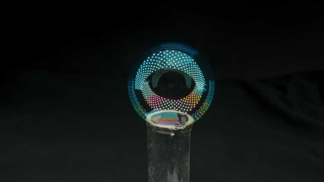 la bombilla redonda con las coloridas luces led