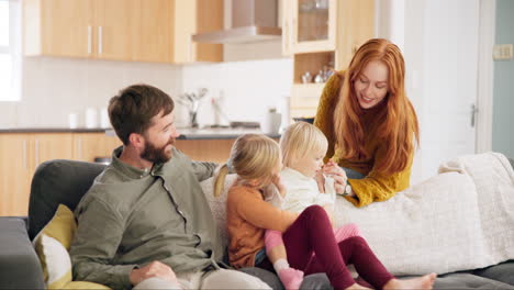 Glücklich,-Entspannen-Und-Fürsorglich-Mit-Der-Familie-Auf-Dem-Sofa