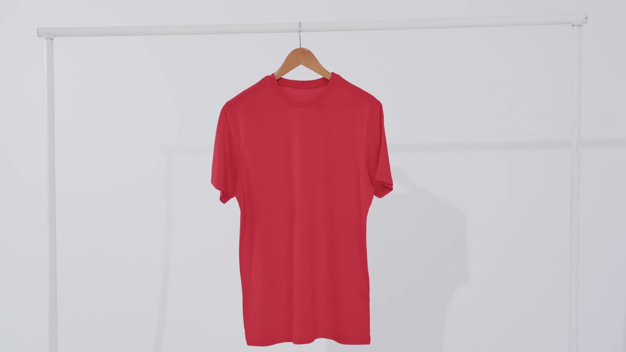 video de camiseta roja en el colgador y espacio de copia en fondo blanco