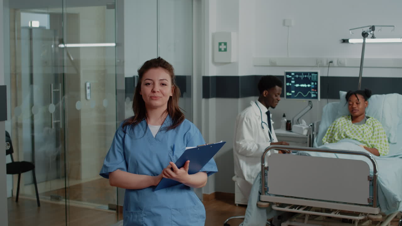 Ritratto di un'infermiera al lavoro che tiene in mano dei documenti per il controllo medico