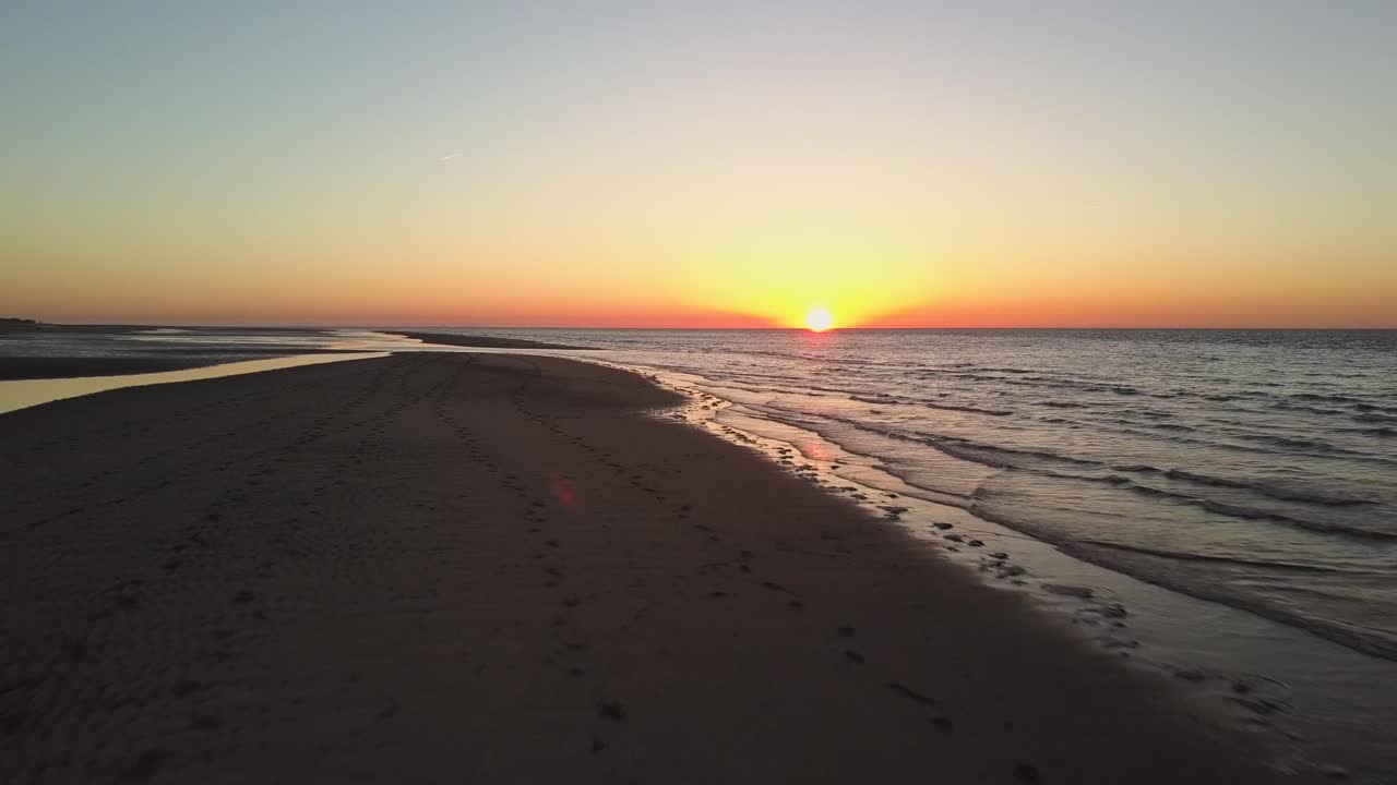 puesta de sol en la playa holandesa breezand en zelanda