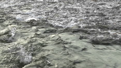 Zoom-De-Agua-Que-Sale-Del-Estuario-Del-Río-Ventura-En-Surfers-Point-En-Ventura-California