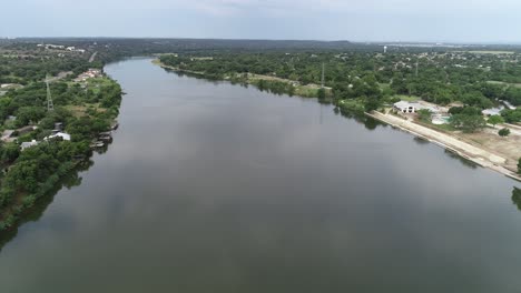 Vuelo-Aéreo-De-Drones-Sobre-El-Lago-En-Marble-Falls-Texas