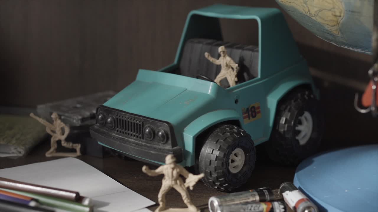 juguetes y accesorios antiguos en un escritorio