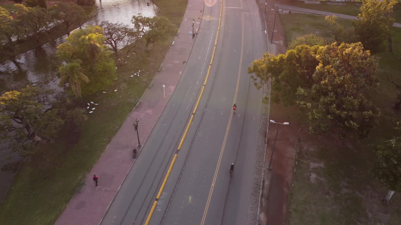 해가 지면 부에노스아이레스 시의 팔레르모 공원에서 고 운동하는 사람