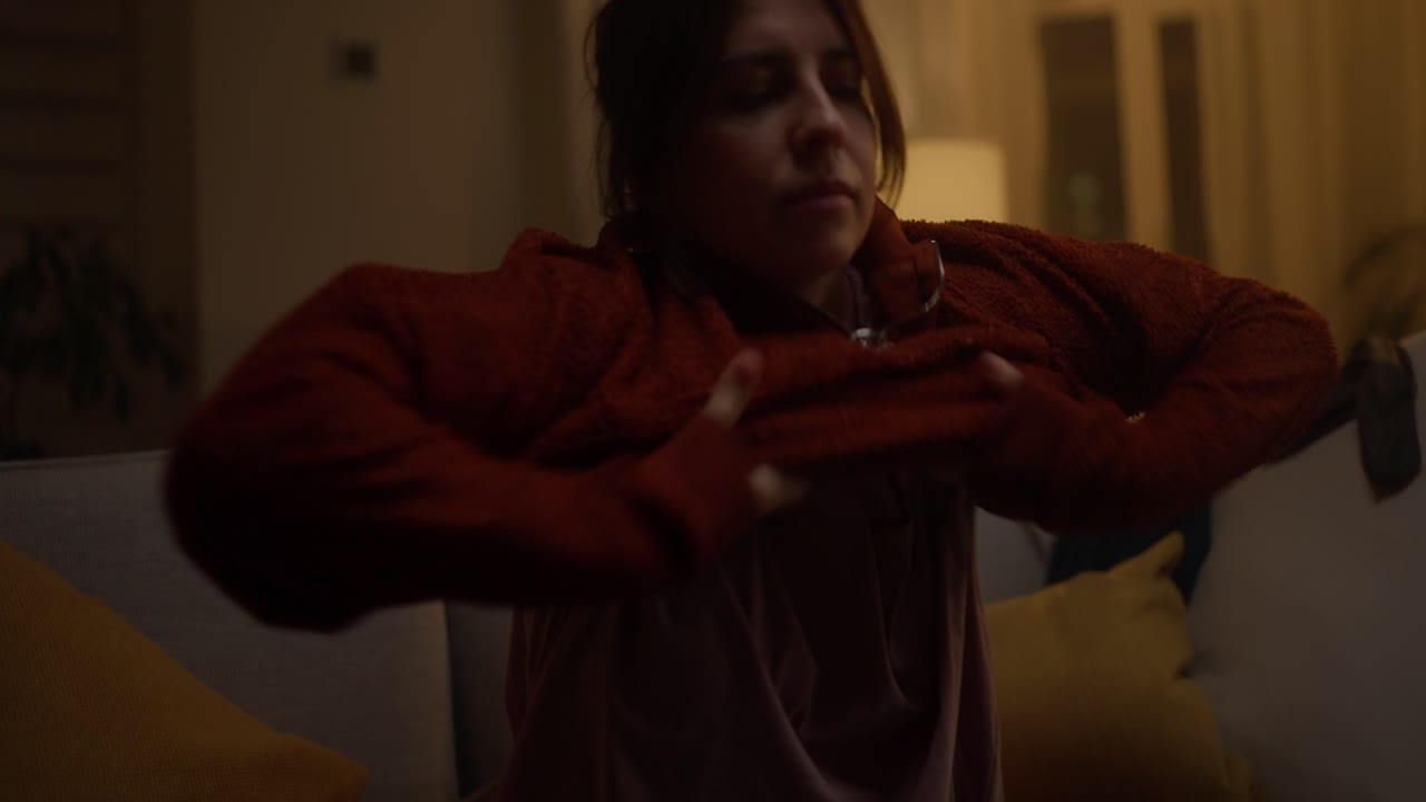 mujer sentada en un sofá en casa