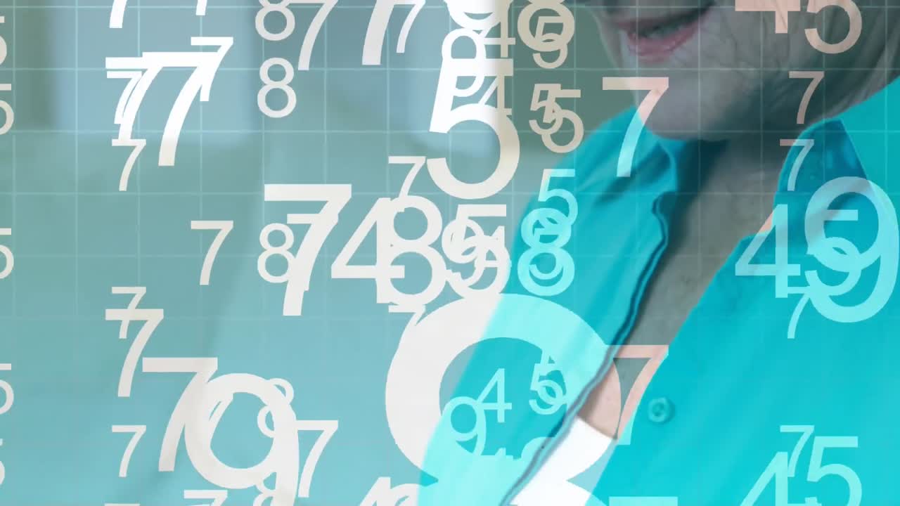 animación de números blancos flotando en una cuadrícula sobre una mujer caucásica mayor que usa una computadora portátil