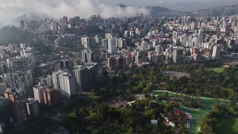 Luftbild-Drohnen-Videoaufnahmen-Von-Qutio,-Sonnenaufgang-Am-Frühen-Morgen,-Hauptstadt-Von-Ecuador,-La-Carolina,-Park,-Verkehr,-Catedral-Metropolitana-De-Quito,-Südamerikanische-Skyline