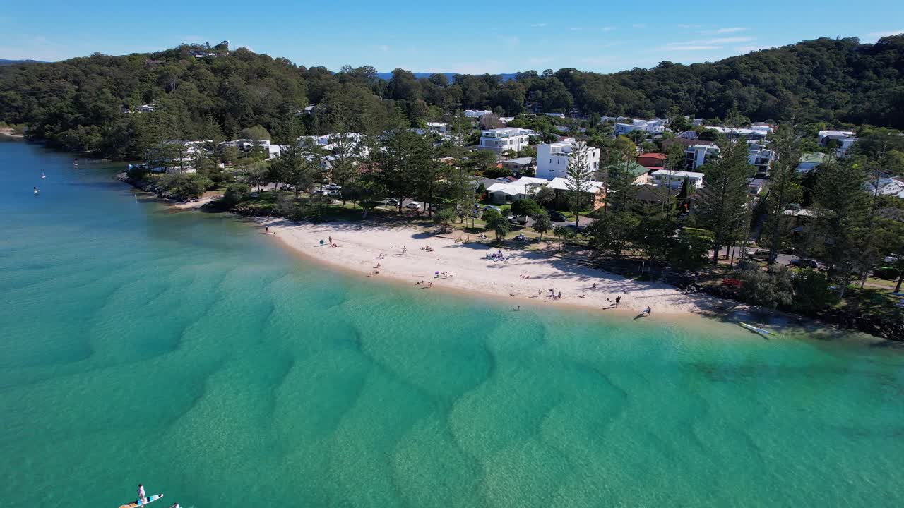 오스트레일리아 비치 (qld) 의 탈레부드게라 크리크 (tallebudgera creek) 의 아름다운 풍경 - 공중 드론 촬영