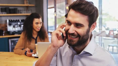 hombre hablando por teléfono móvil