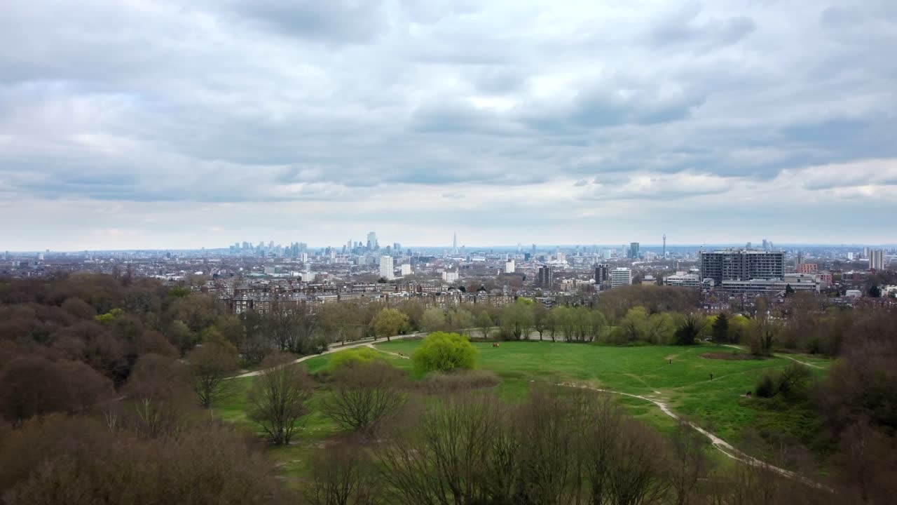 런던을 배경으로 햄스테드 히스 공원 상공을 비행하는 드론 샷