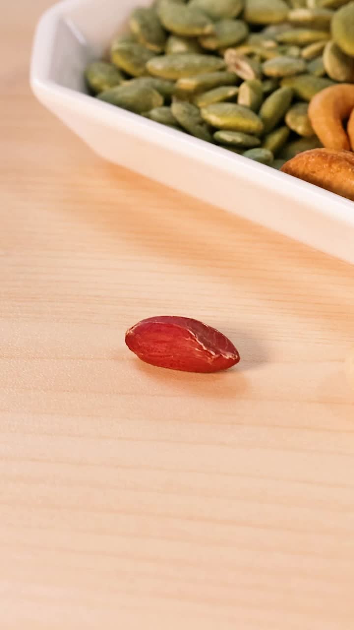 다양한 단백질 원천, 견과류와 고기를 포함합니다.