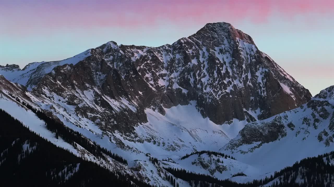 Capitol Peak, vinter alpeglød solnedgang, naturskønt panoramalandskab, luftfoto drone Colorado, 14er Aspen Snowmass dalen, Elk Range, sidste lys, Rocky Mountains, Longs Peak Maroon Bells Vildmark, cirkel højre.