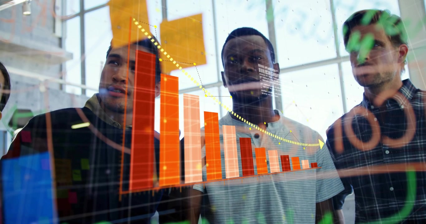 Trois analystes appuyés contre une vitre, suivant des barres orange projetées et une ligne de tendance jaune pour l'analyse.