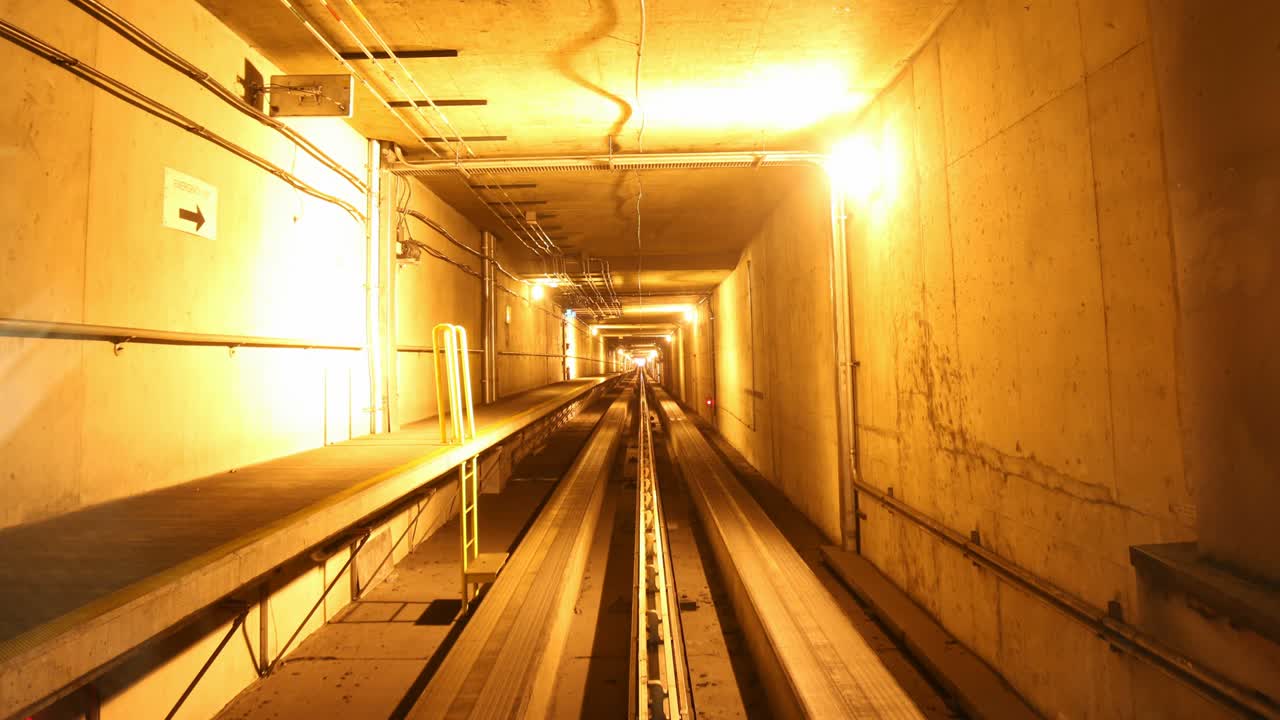 지하철 터널을 통한 하이퍼스 루프 - 4k