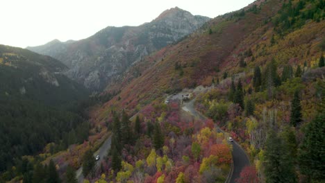 汽車沿著山口行駛, 令人驚訝的秋葉 - - 美國福克峡谷, 猶他州