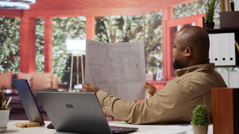 propietario de una empresa que planea una renovación del diseño interior de una oficina