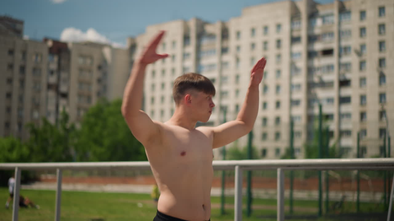 도시 운동 워밍업, 도시 풍경 속에서 하는 칼리스데닉 세션, 도시 난간에서 팔 운동을 하는 피트니스 애호가, 도시 배경과 녹색 풍경 속에서 칼리스데닉을 하는 남자