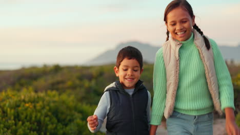 niños, corriendo y jugando en un parque