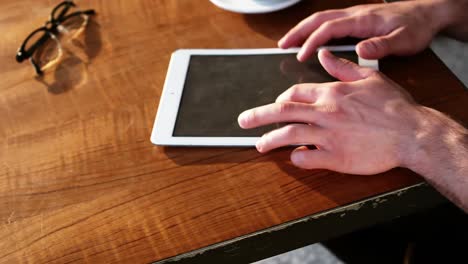 Mann-Benutzt-Digitales-Tablet