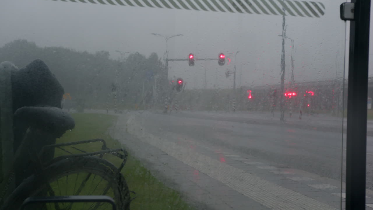 버스 정류장 에서 볼 수 있는 도시 거리 의 강한 비 폭풍