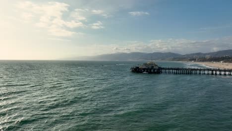 Meereswellen-Am-Strand-Von-Santa-Monica-Mit-Pier-Und-Bergen-Im-Hintergrund