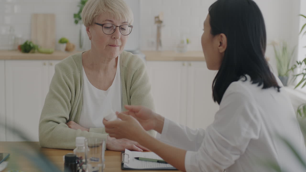 의사가 환자와 약에 대해 논의하는 것