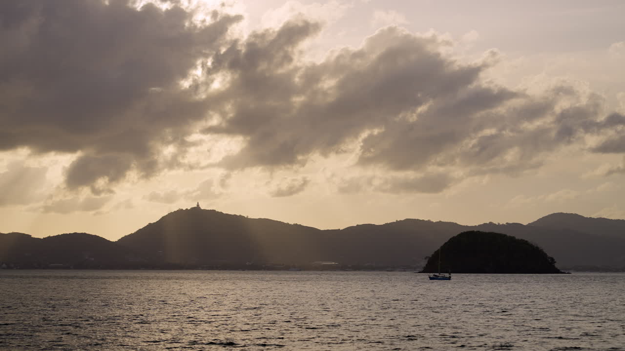 태국 푸켓 남쪽의 열대 섬과 바다의 풍경, 해가 지고 해가 뜨는 모습