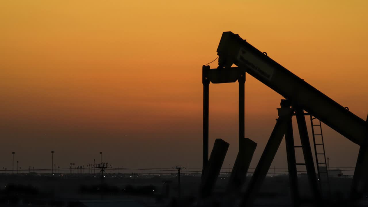 Oil Pump Time lapse at Sunset - Zoom Out
