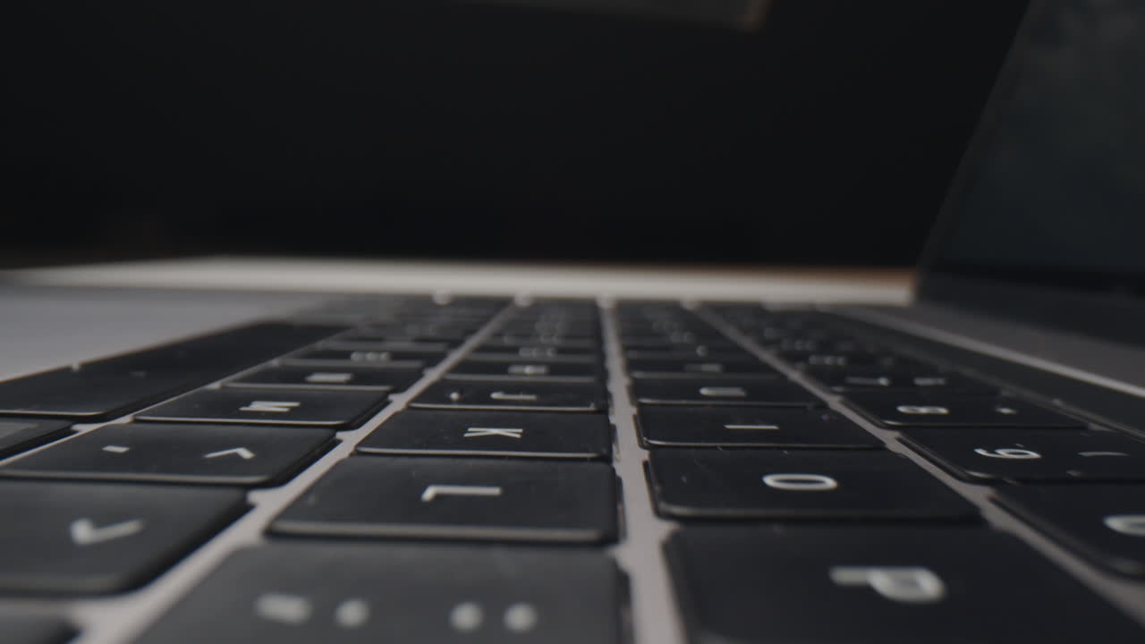 primer plano de un teclado de portátil