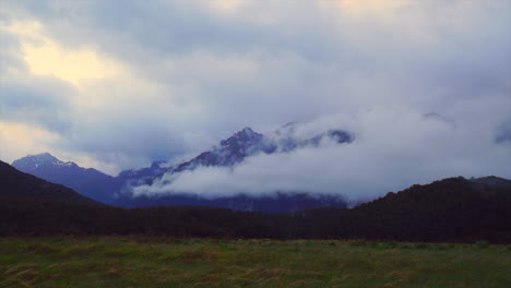 Wolken-Ziehen-Um-Die-Hohen-Berge-Herum,-Während-Die-Nächte-Hereinbrechen