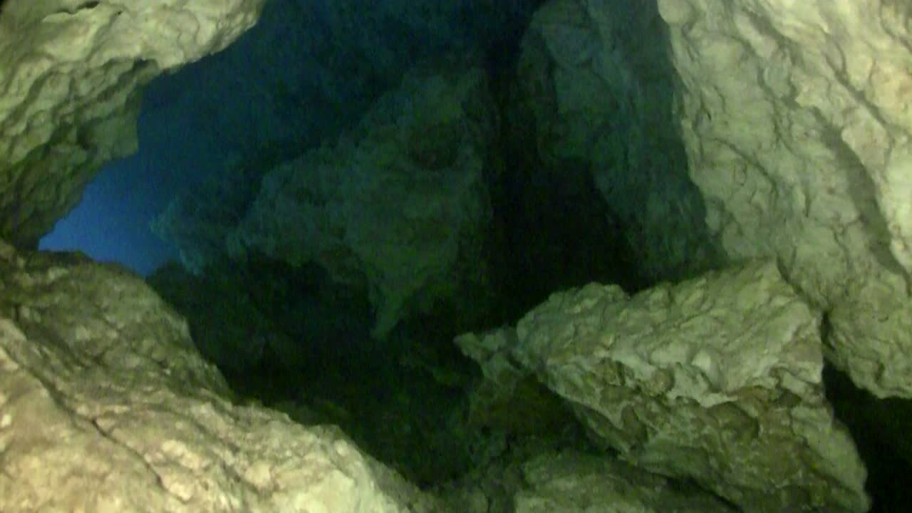 punto de vista submarino de buceo en cuevas