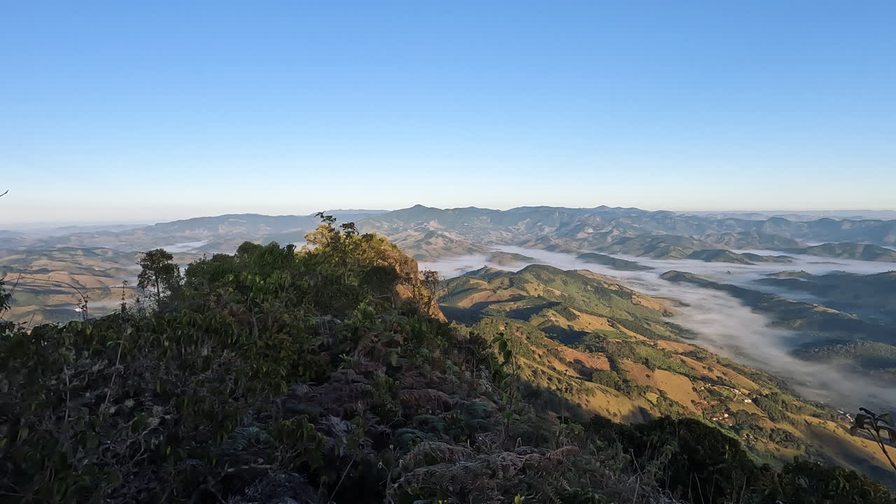 una espectacular vista panorámica del impresionante paisaje montañoso de pedra do bau de brasil