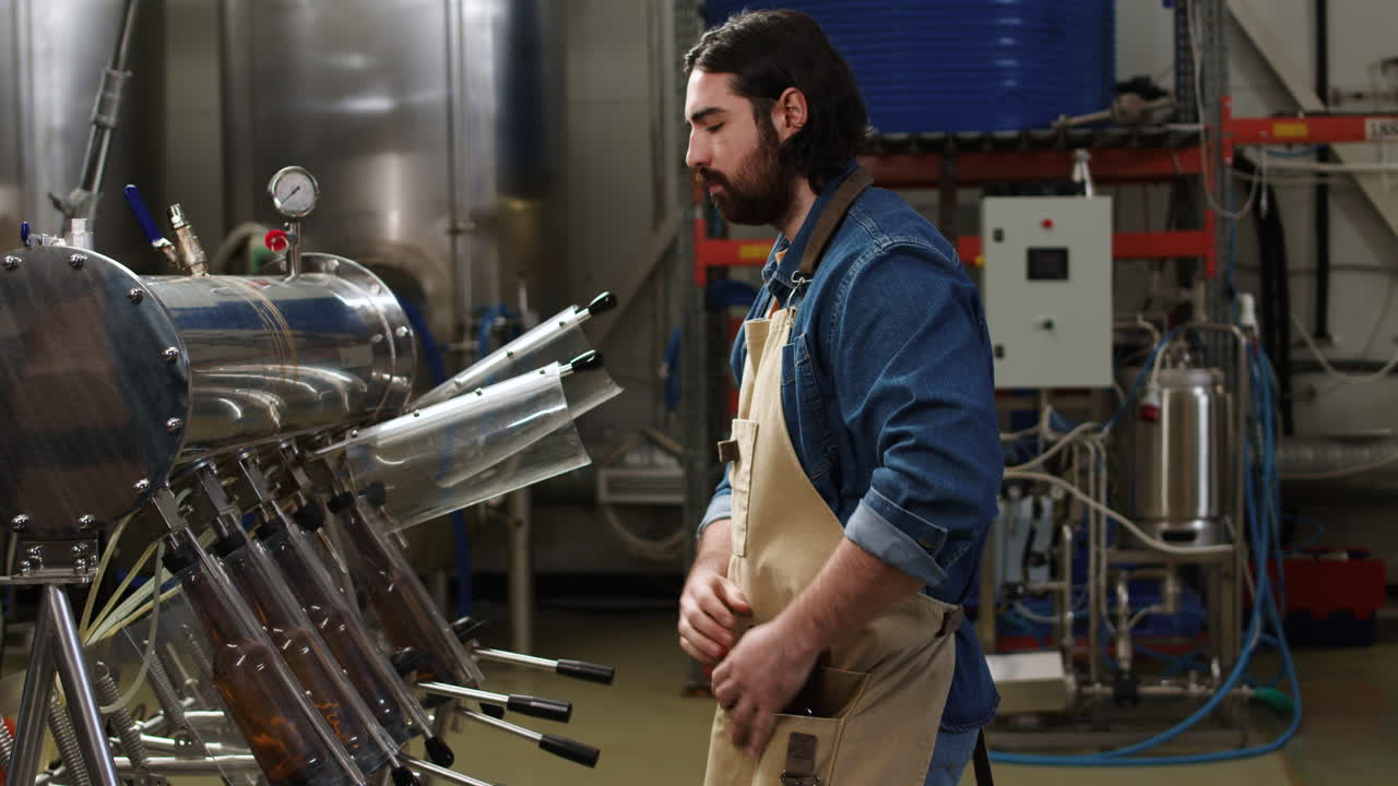 맥주 공장에서 일하는 남자