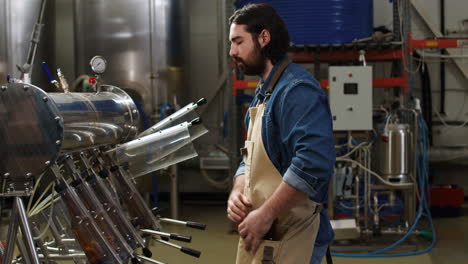 hombre trabajando en una cervecería