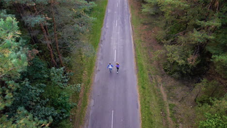 pareja corriendo en una carretera