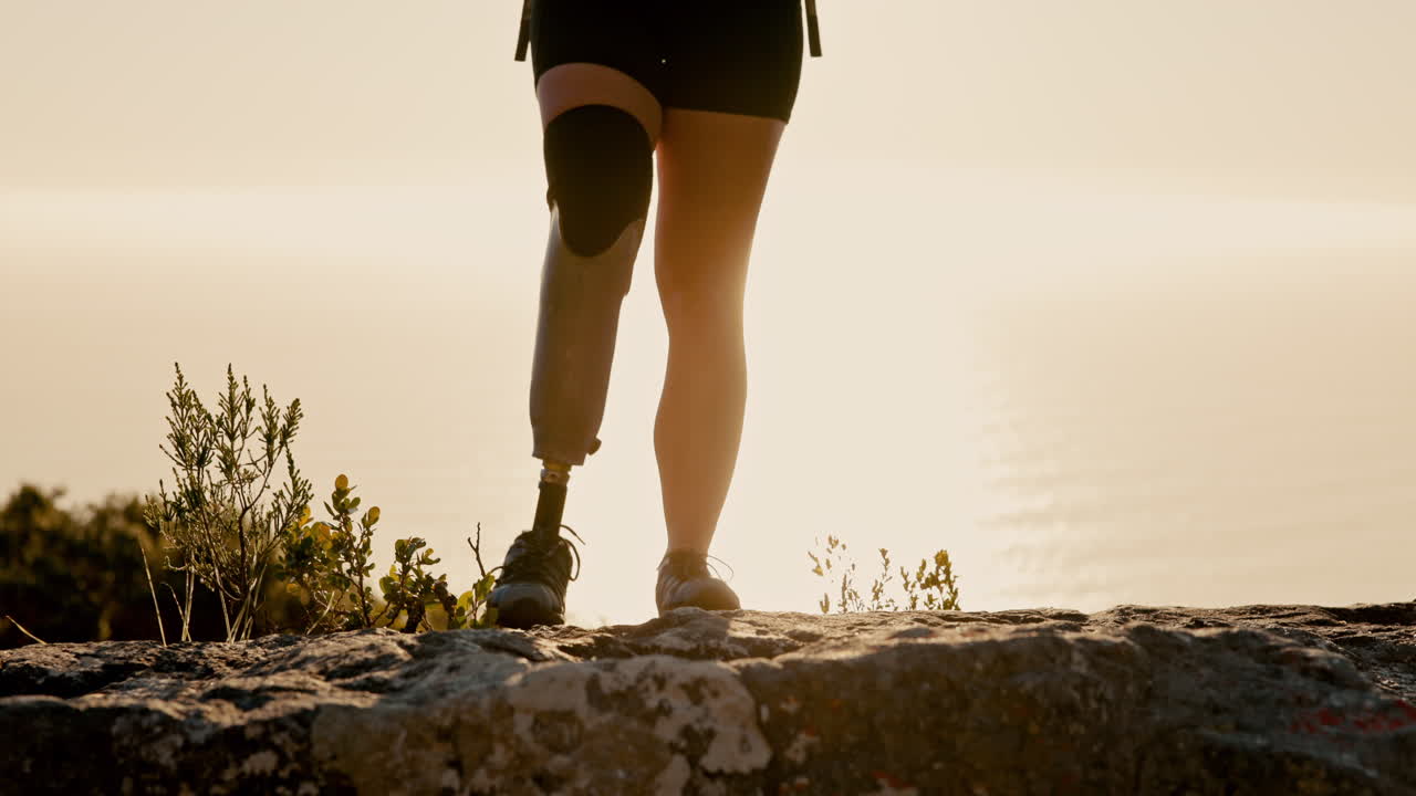 태양이 지는 동안 산책하는 의지 다리 여성