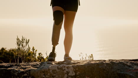 mujer con pierna protésica caminando al atardecer