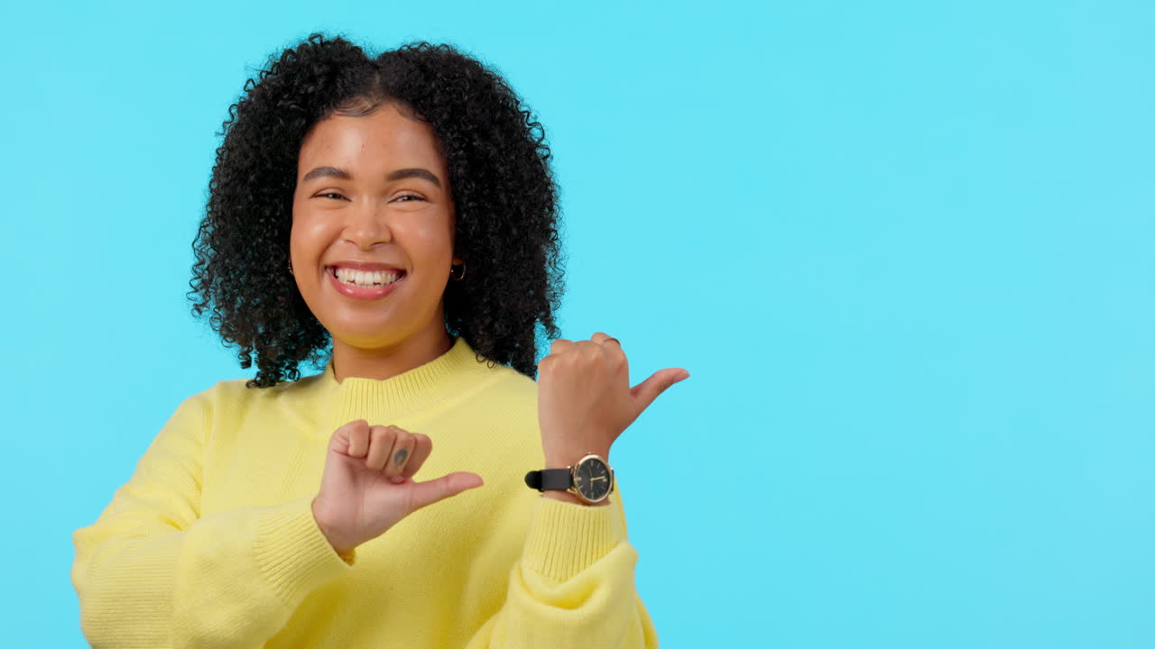 mujer feliz señalando al lado