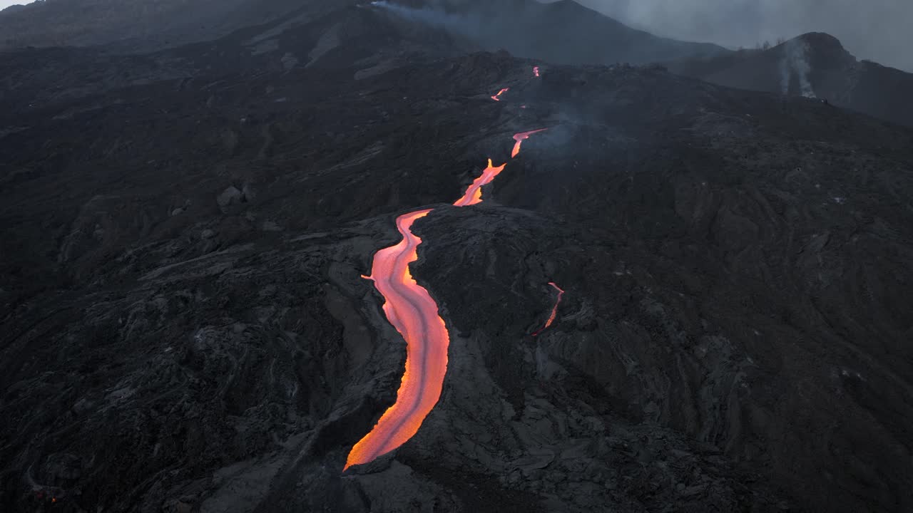 toma de drones de corrientes de lava del volcán cumbre vieja en la palma
