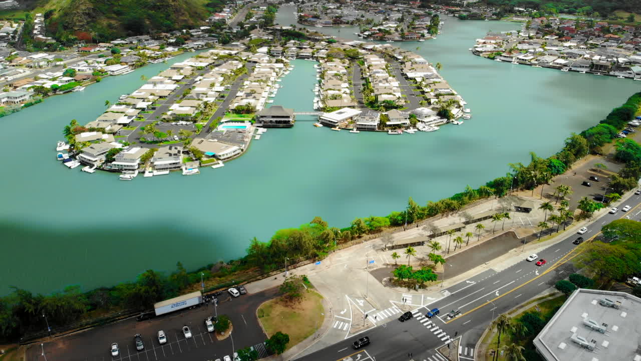 하와이 물 위의 상류층 주택 공중