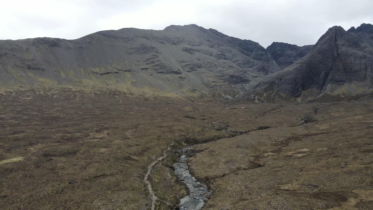 increíble video aéreo de las piscinas de hadas en la isla de skye en escocia