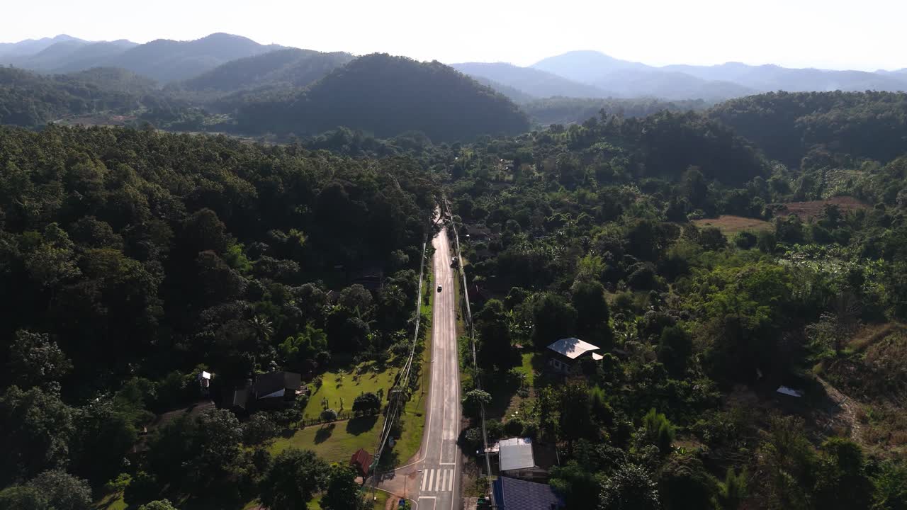Route dans une forêt dense au nord de la Thaïlande, faisant partie de la boucle de Mae Hong Son