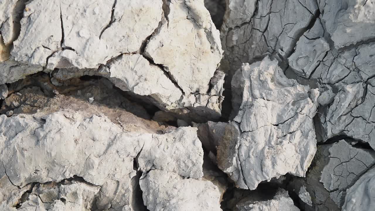 건조한 균열 된 땅