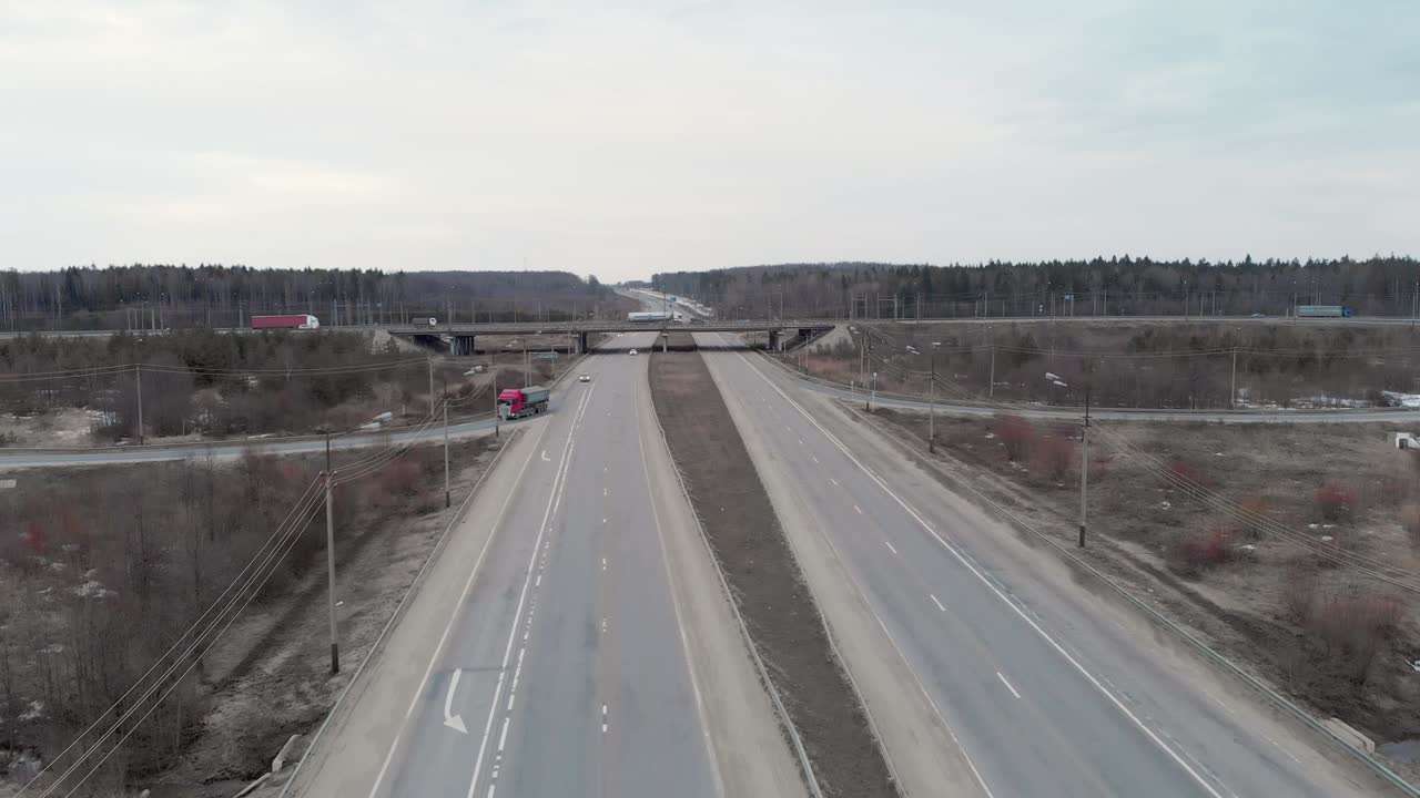 숲 속 의 구름 은 봄 저녁 에 오버브리지 를 가진 자동차 교차로