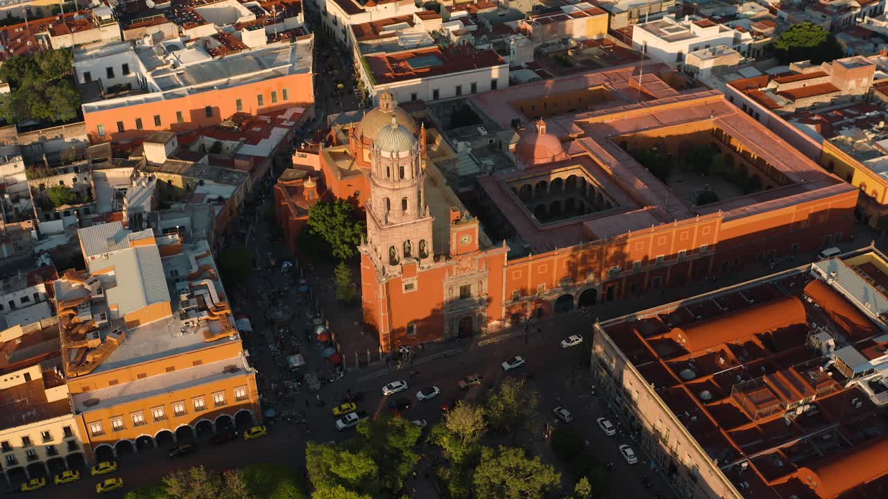 vista desde el aire del templo de san francisco de asis en la ciudad de queretaro